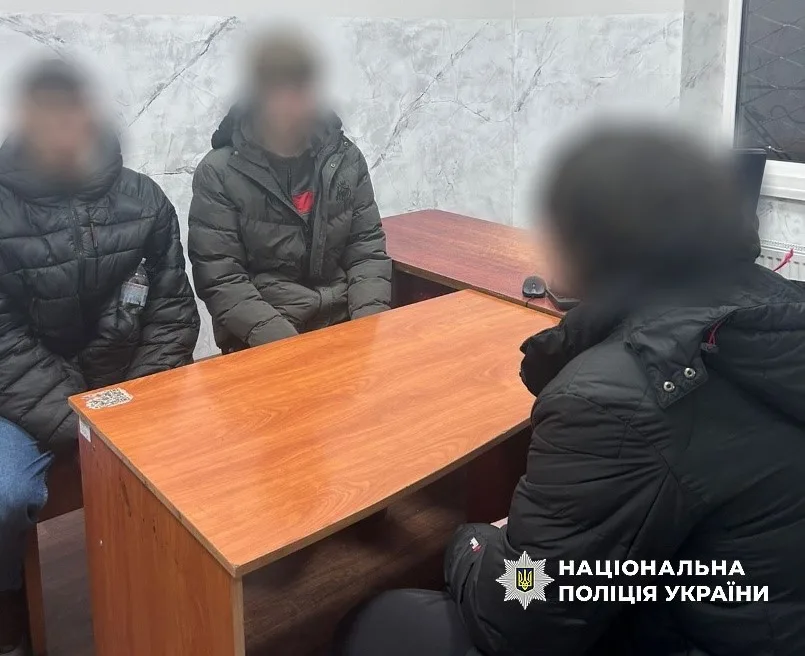 Поліція України спілкується з трьома людьми в офісі