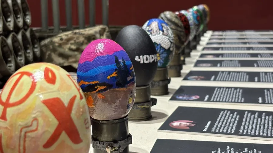 Розмальовані артилерійські снаряди у вигляді писанок