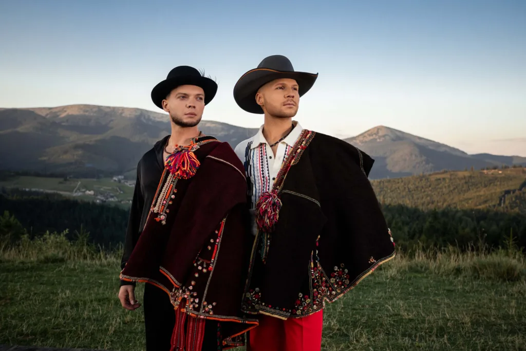 Двоє чоловіків у гуцульському вбранні в Карпатах