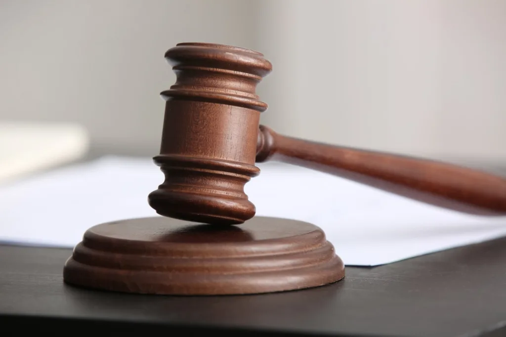 Суддівський молоток на столі суду