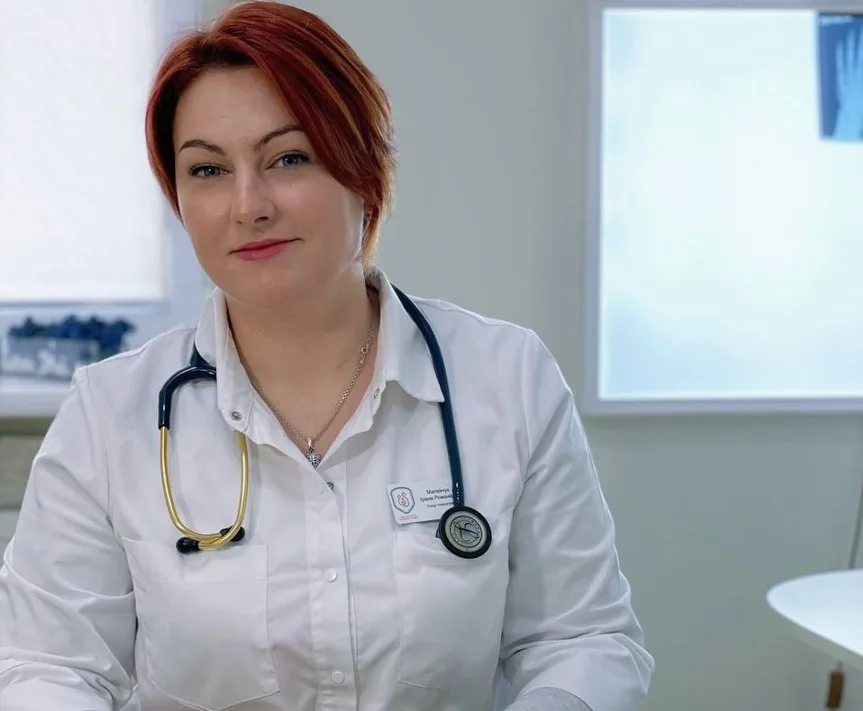 Лікар з фонендоскопом у медичному кабінеті