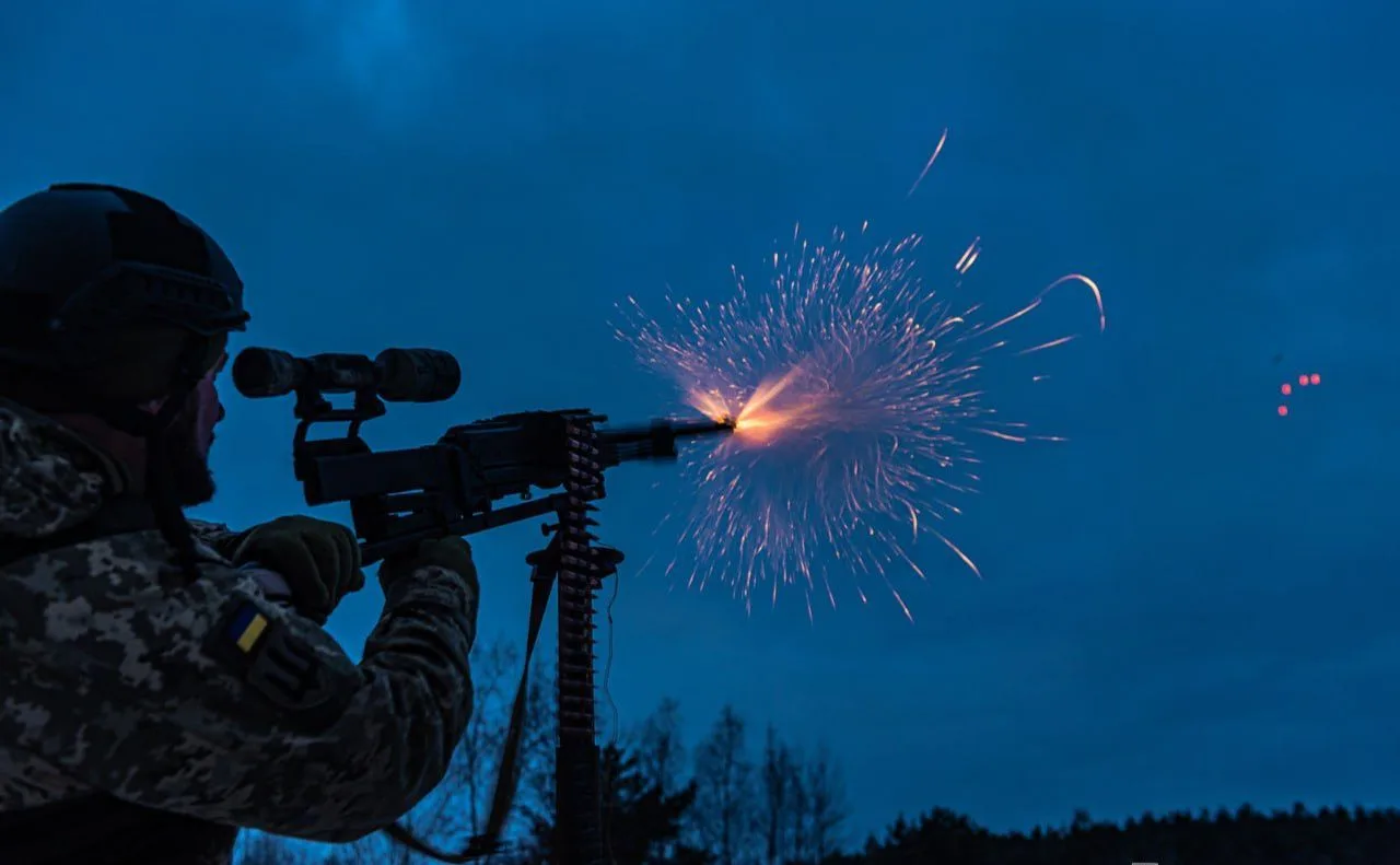 Військовий стріляє з кулемета вночі
