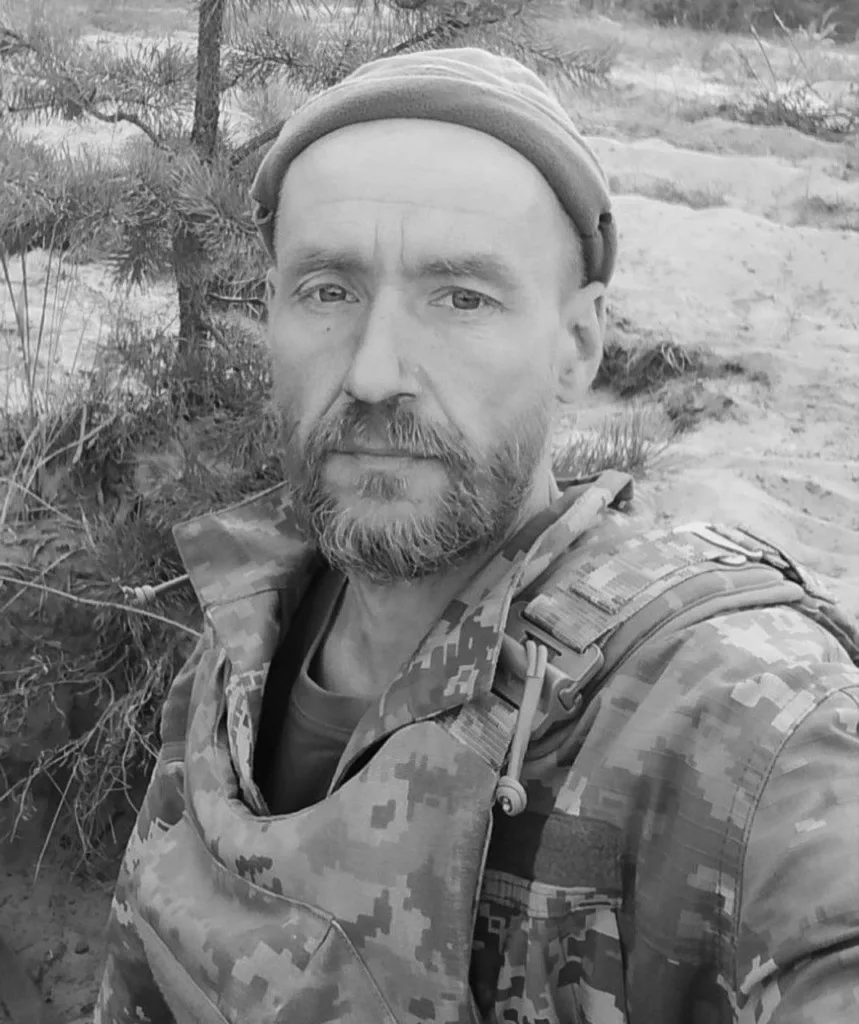 Військовий у камуфляжі на природі