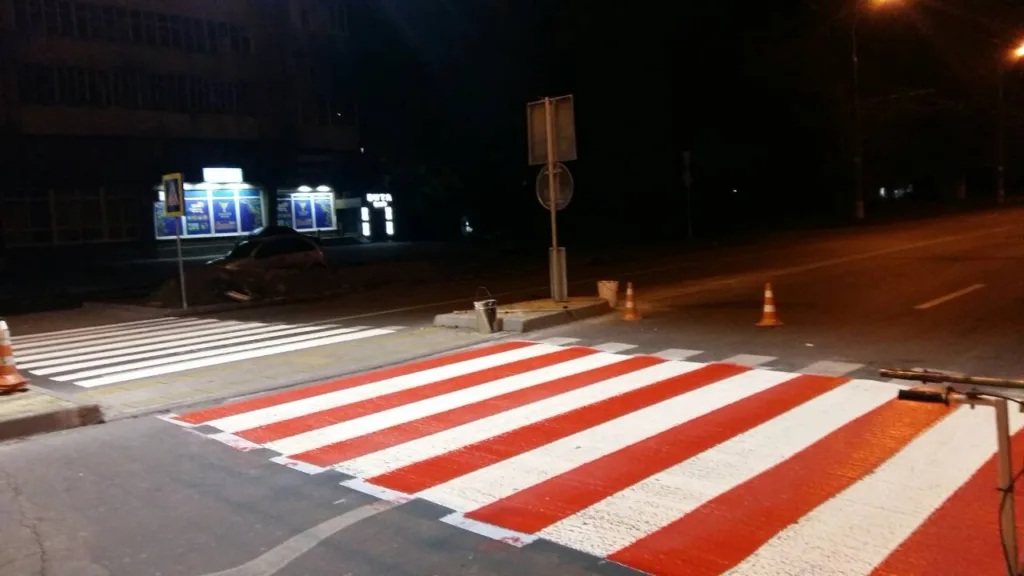 Нічне фарбування пішохідного переходу червоно-білими смугами