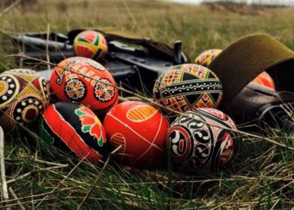 Українські писанки на траві з рушницею