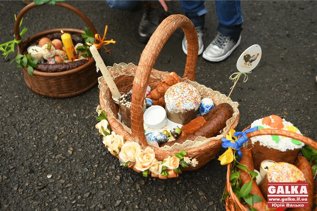 Великодні кошики з пасками та писанками