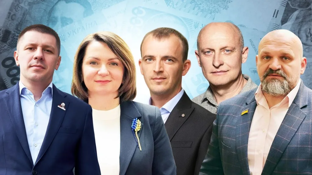 П'ятеро людей у діловому одязі на фоні гривень