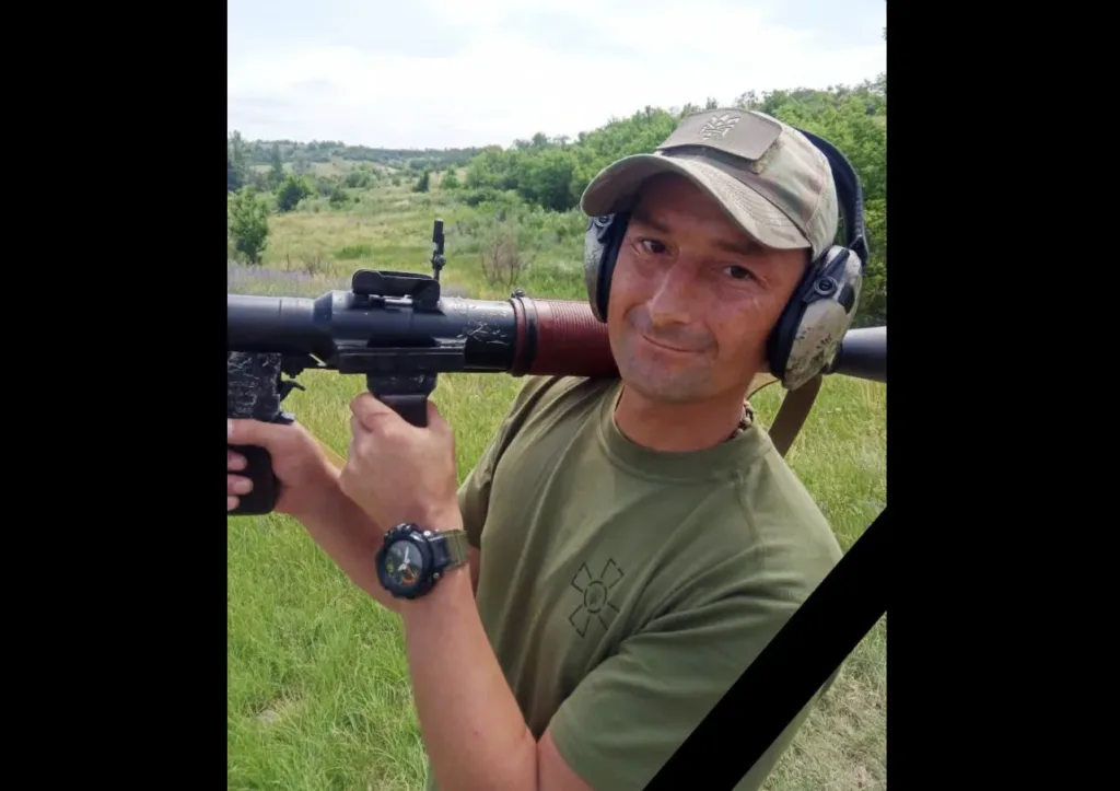 Військовий з гранатометом на полі