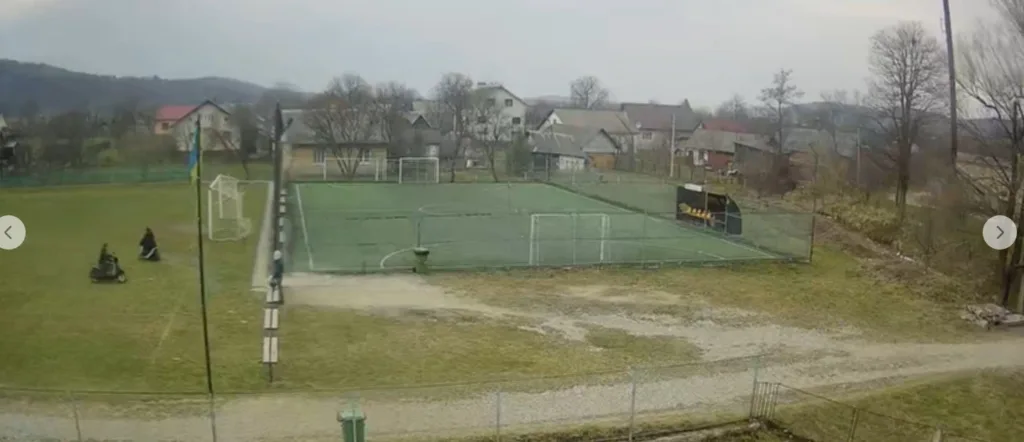 Стадіон із футбольним полем у сільській місцевості