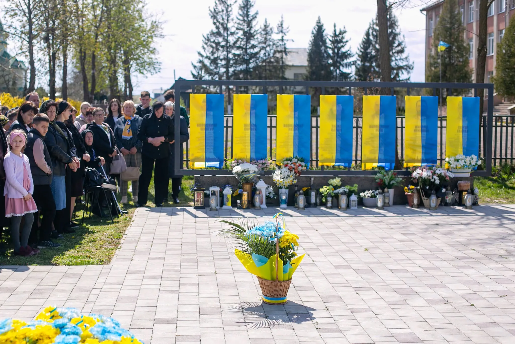 Люди вшановують пам'ять біля меморіалу героїв України