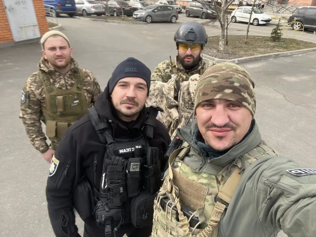 Українські військові роблять селфі на вулиці