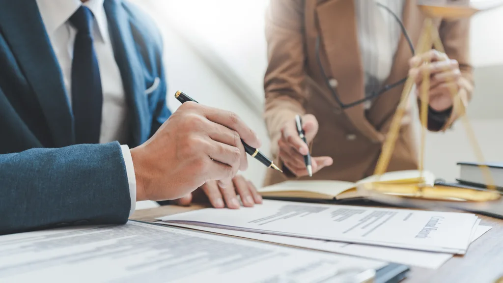 Юристи обговорюють юридичні документи в офісі