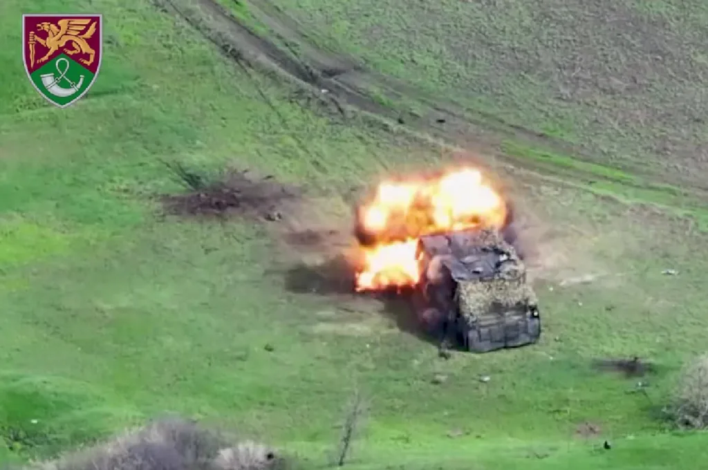 Вибух військової техніки на зеленому полі