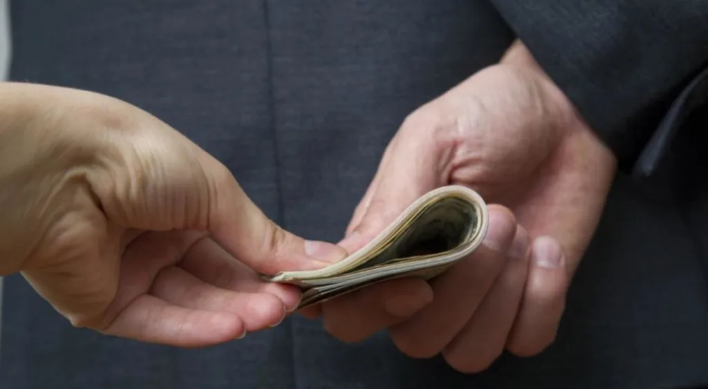 Передача грошей між двома людьми