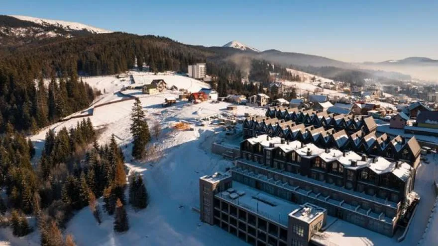 Зимовий курорт у Карпатах з готелями та горами