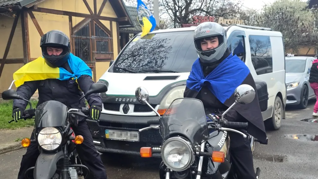 Мотоциклісти з українськими прапорами на вулиці