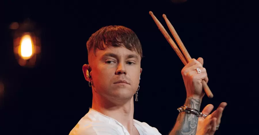 Ударник з барабанними паличками на сцені
