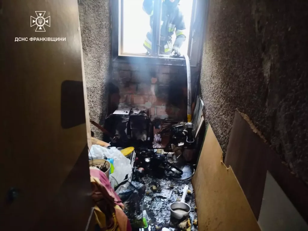 Пожежник гасить вогонь у квартирі Івано-Франківська