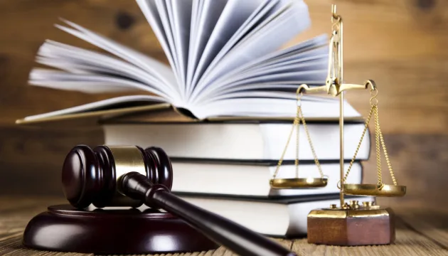 Судовий молоток, книги та ваги правосуддя