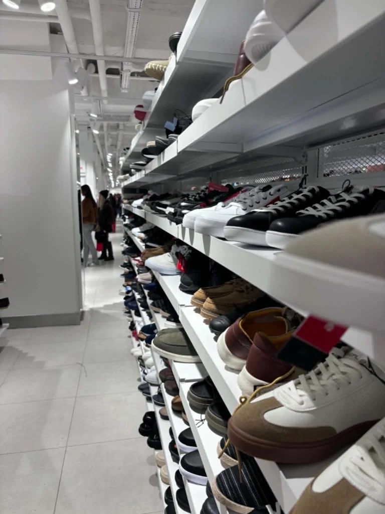 Ряди взуття в магазині взуття