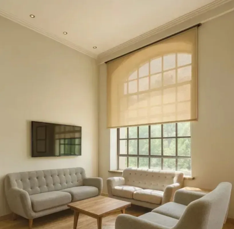 Світла вітальня з великим вікном та меблями