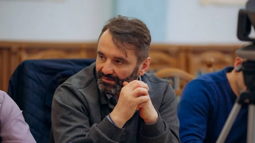 Чоловік сидить за столом на зустрічі