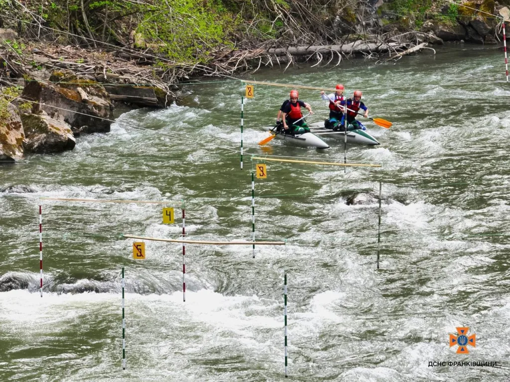Рафтинг на гірській річці серед воріт слалому