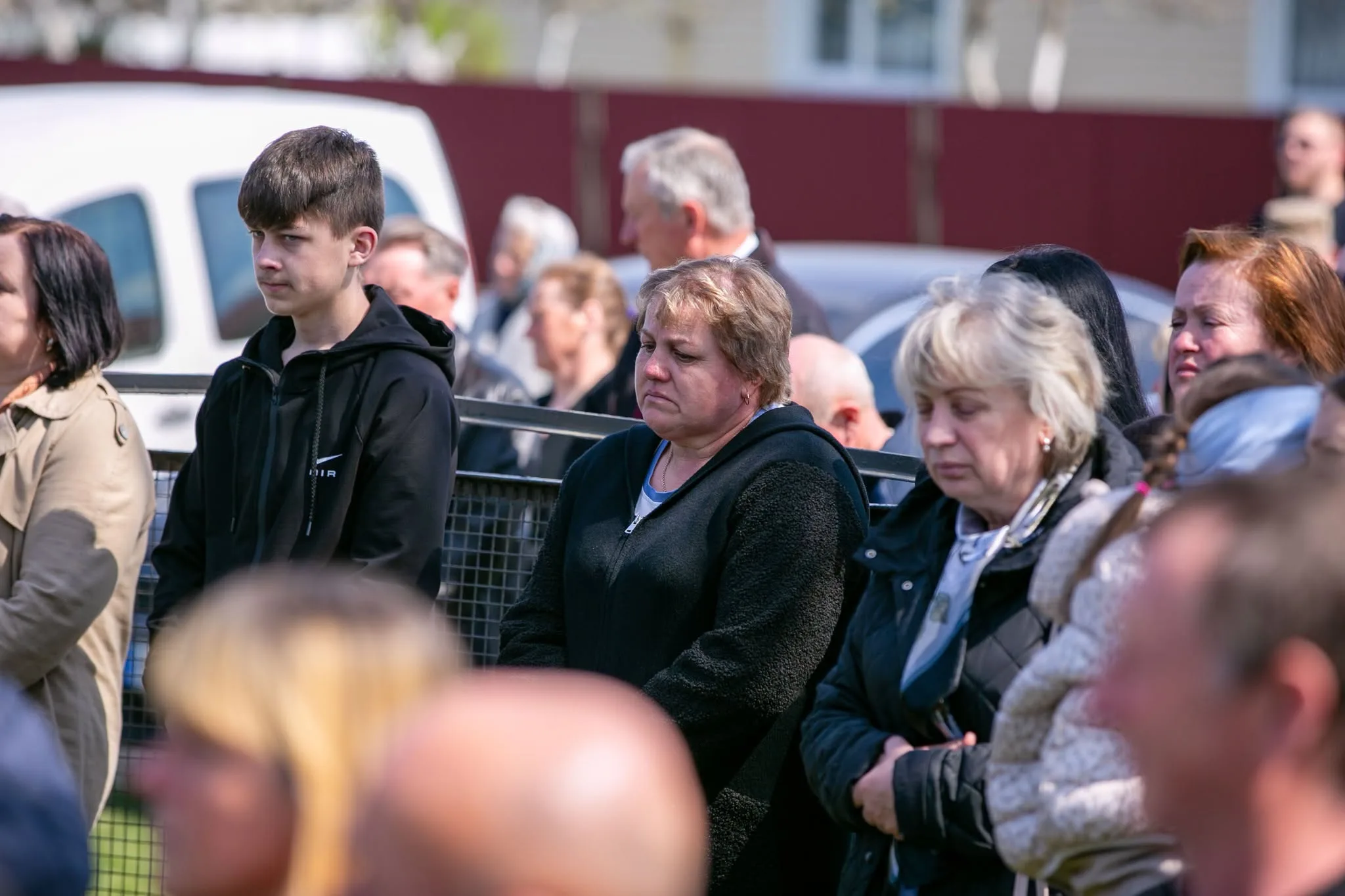 Люди стоять на вулиці під час події