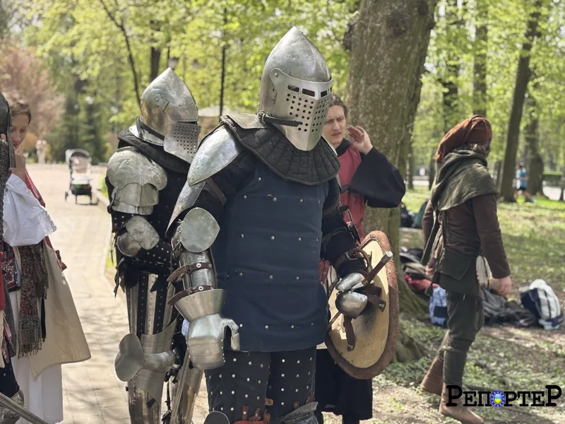 Лицарі у середньовічних обладунках у парку