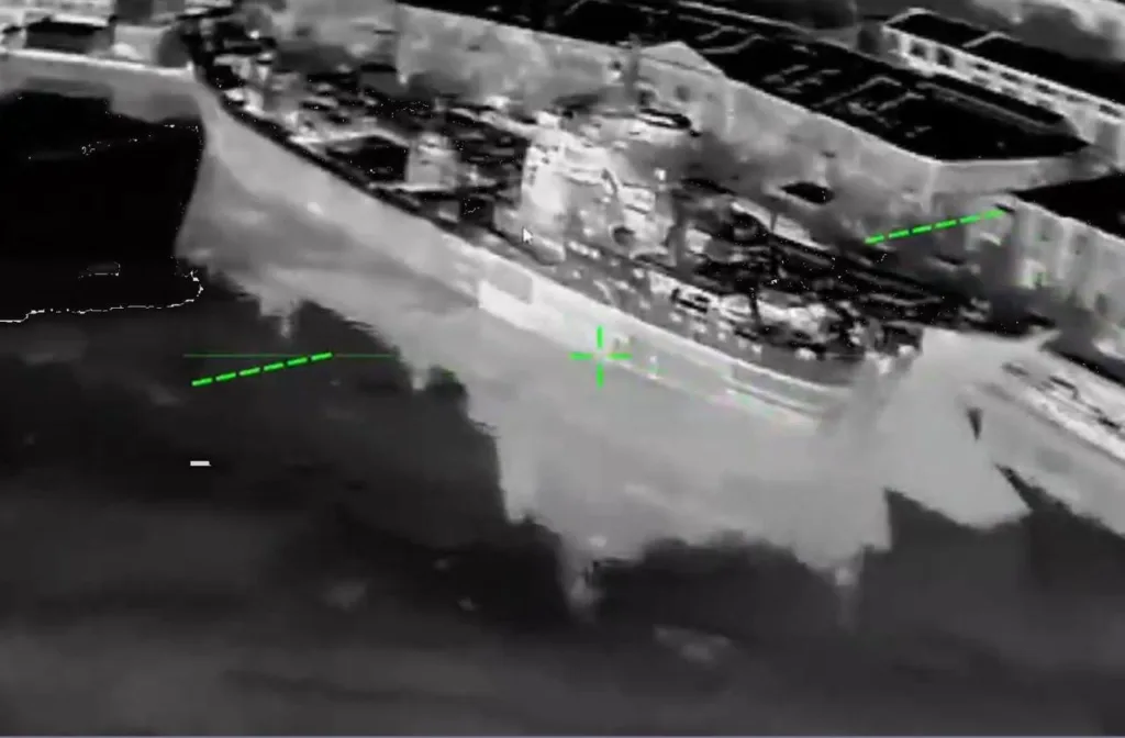 Тепловізійне зображення військового корабля в порту