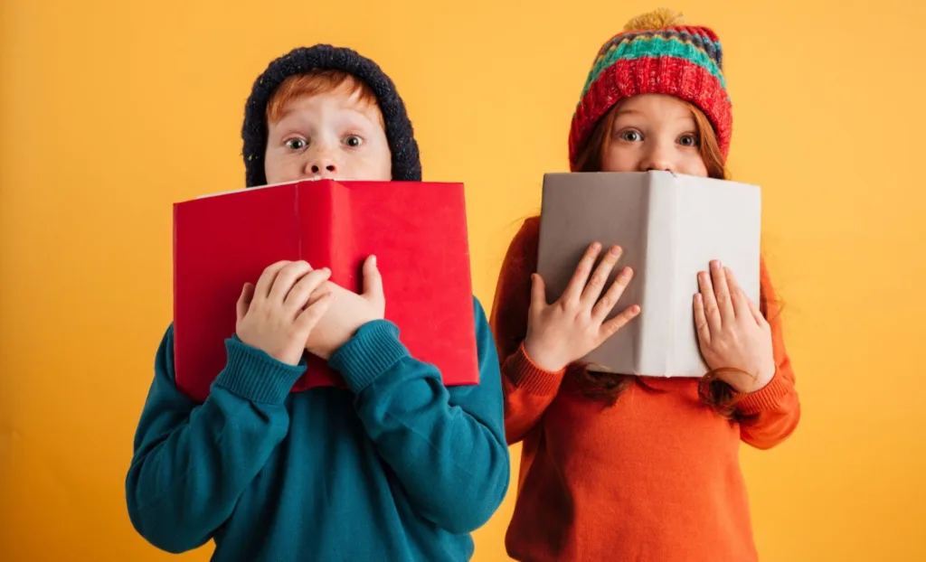 Діти читають книги на жовтому тлі