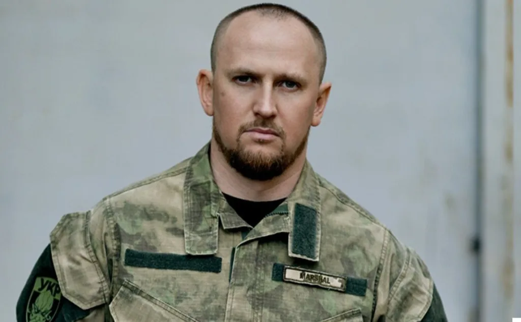 Український військовий у камуфляжній формі