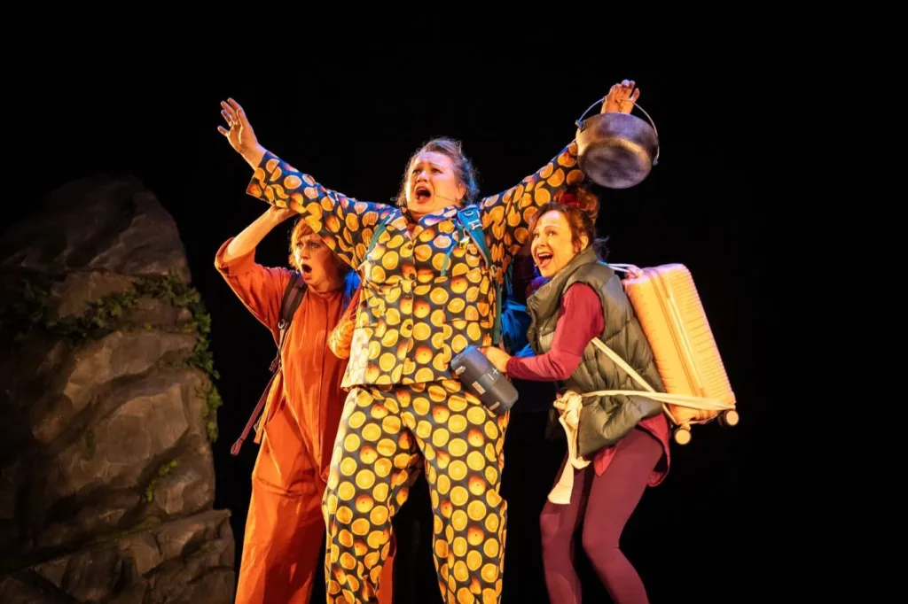 Актори виконують яскраву театральну сцену на сцені