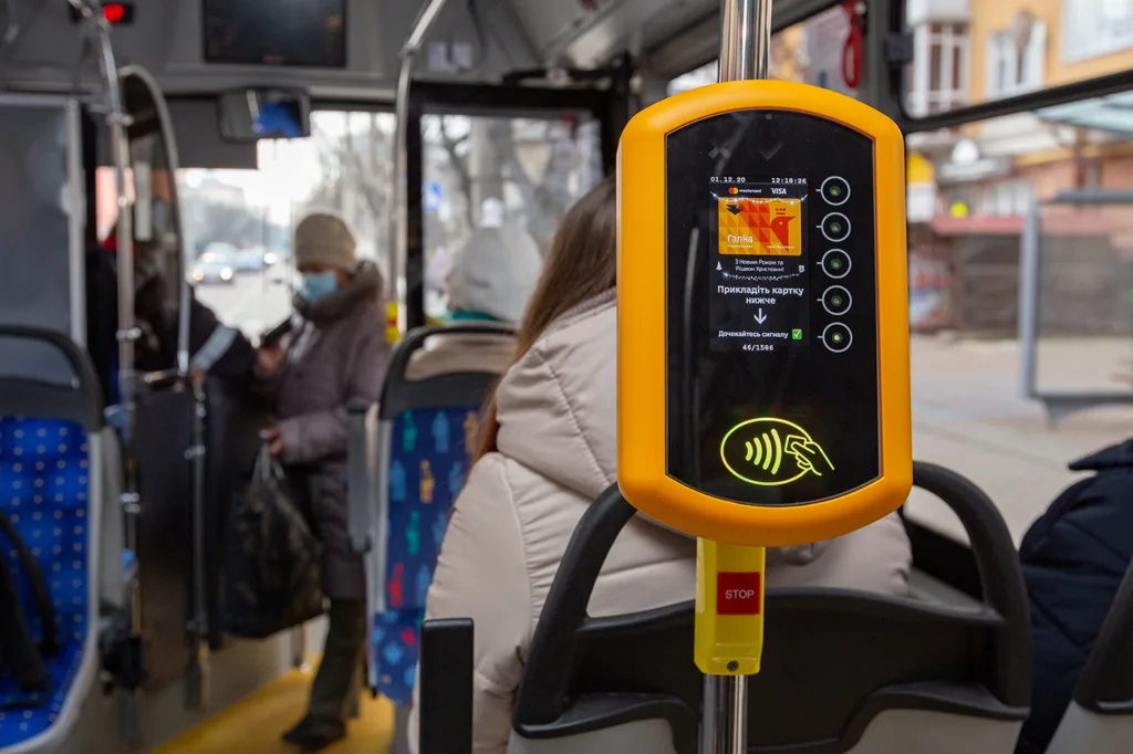 Термінал безконтактної оплати у міському автобусі