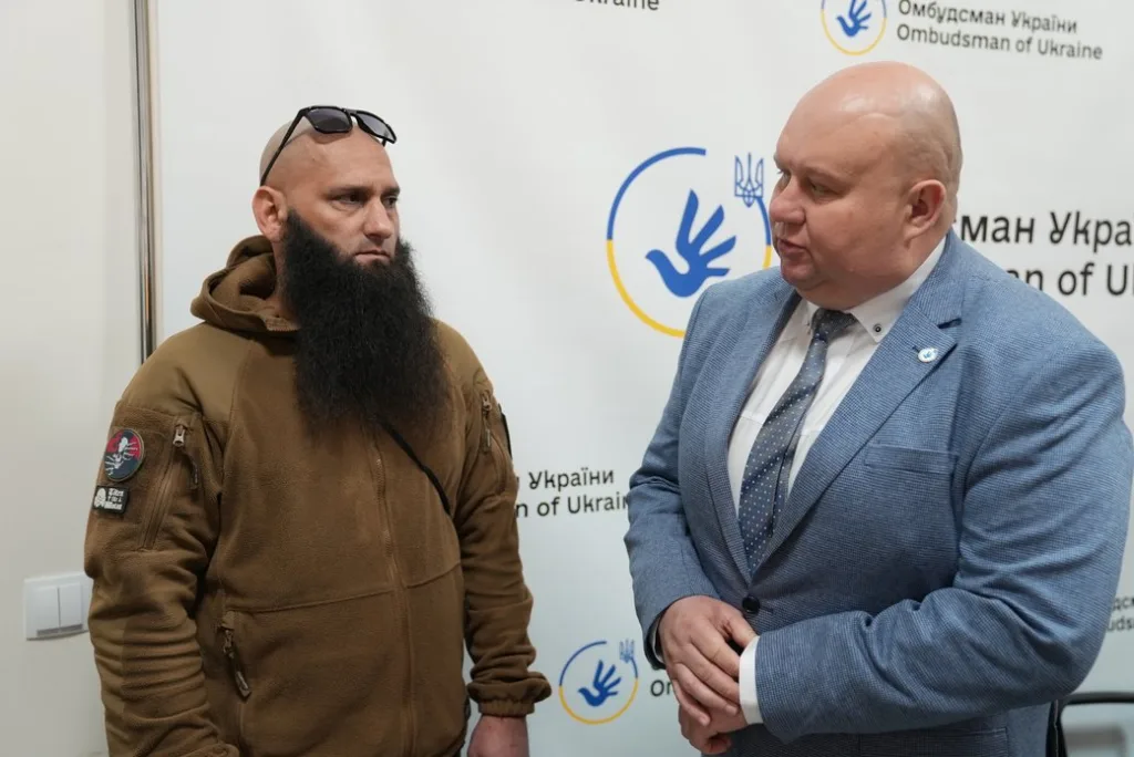 Двоє чоловіків спілкуються в офісі Омбудсмана України