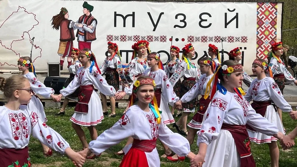 Дівчата танцюють у традиційних українських вишиванках