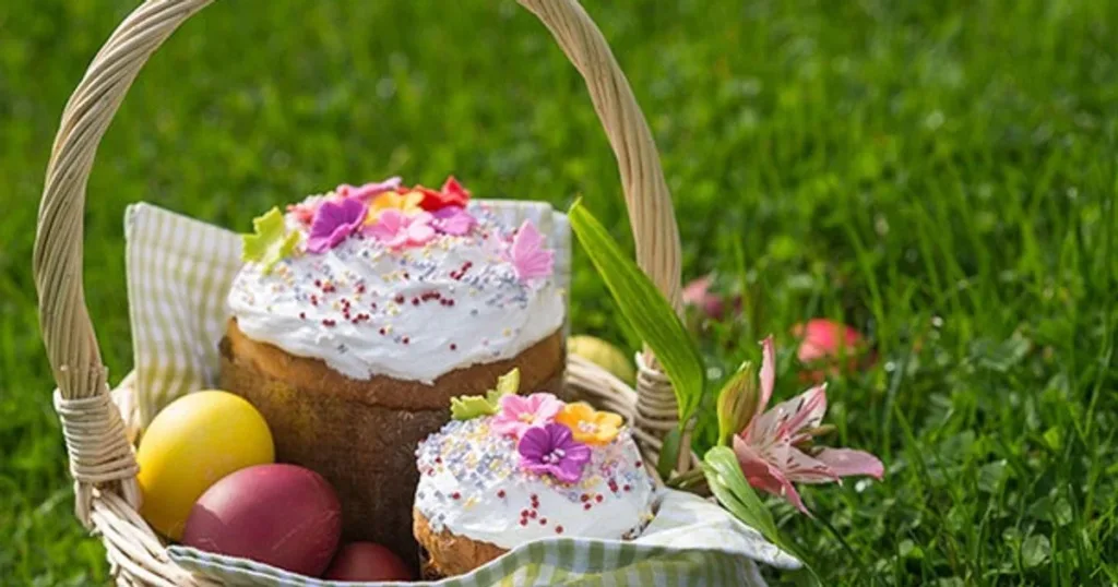 Великодній кошик з пасками та крашанками