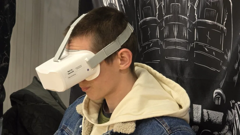 Людина використовує гарнітуру віртуальної реальності