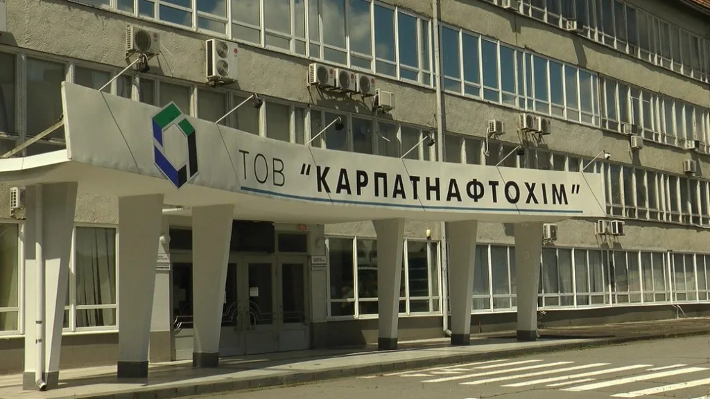 Будівля заводу Карпатнафтохім в Калуші