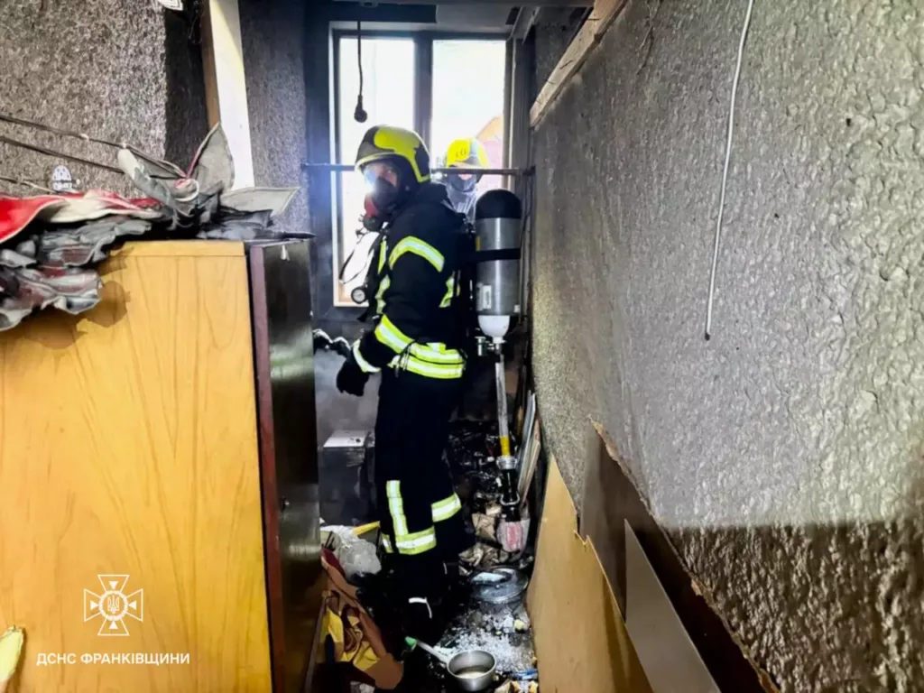 Пожежник гасить пожежу в квартирі