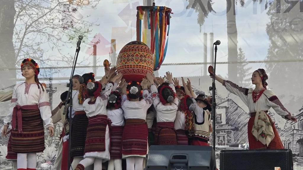 Діти у вишиванках святкують український народний фестиваль