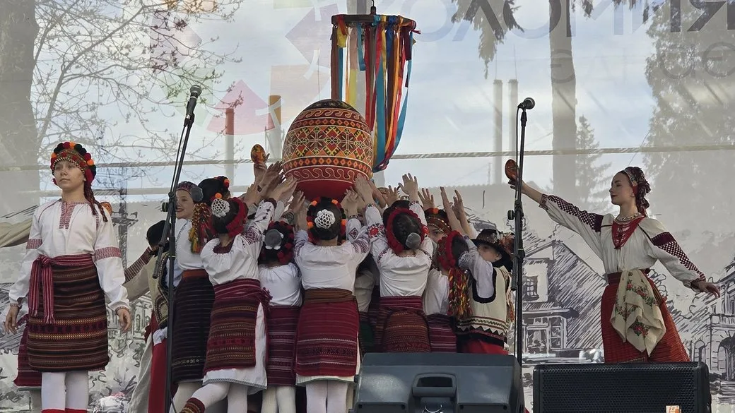 Діти у вишиванках святкують український народний фестиваль