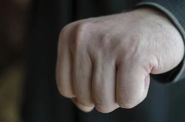 Стиснутий кулак людини крупним планом