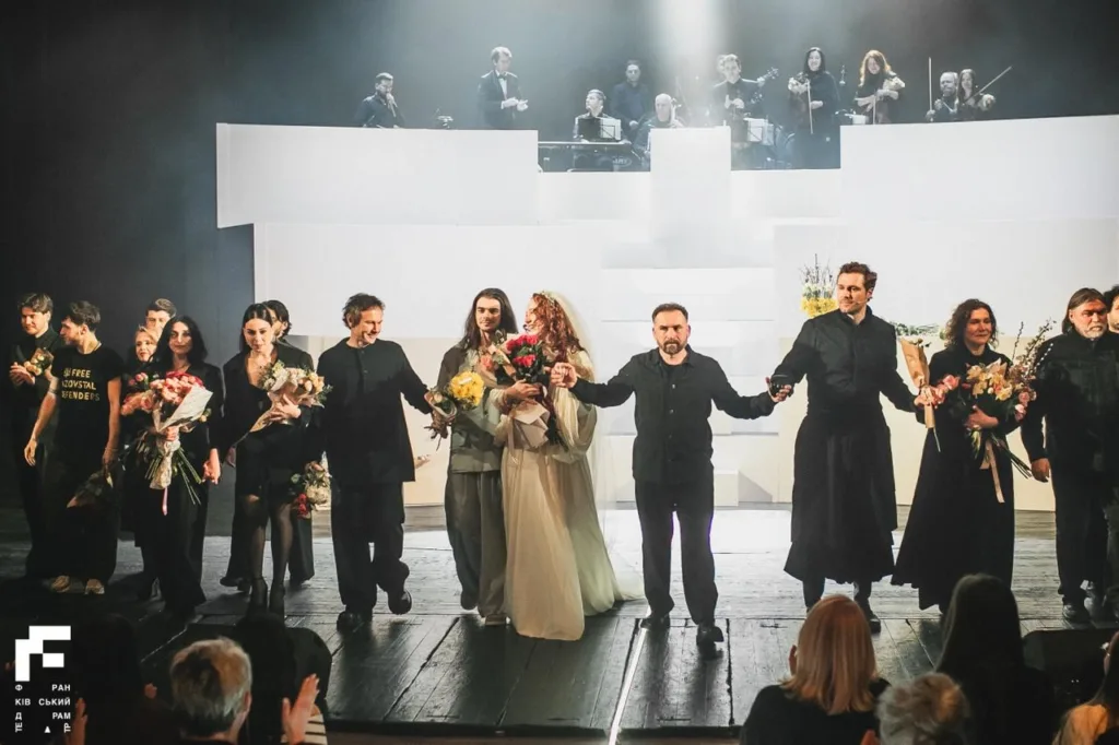 Актори на сцені після театральної вистави