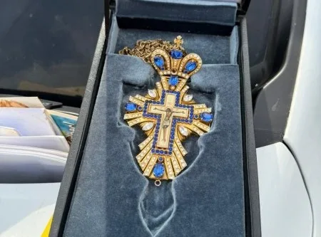 Золотий хрест із синіми каменями в коробці