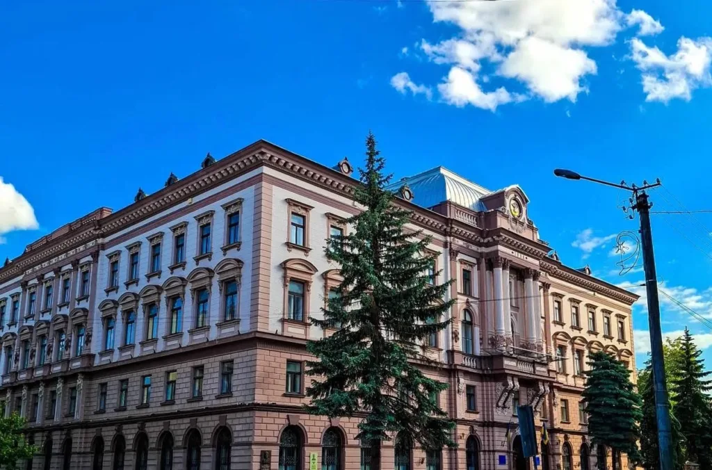 Історична будівля з колонами під синім небом