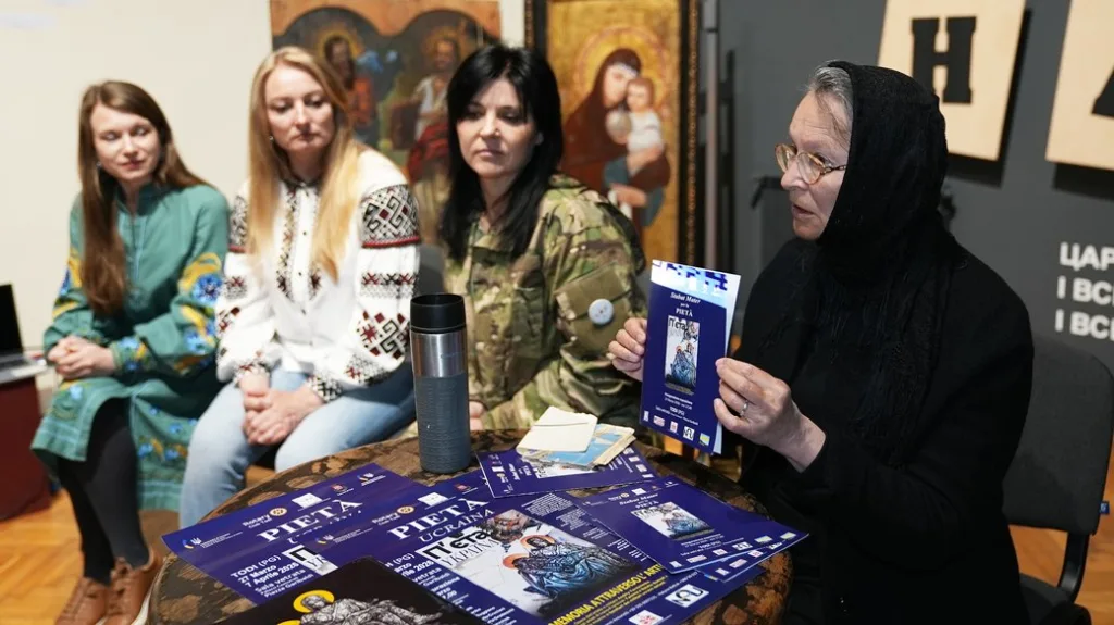 Жінки обговорюють мистецький проєкт Pieta Україна