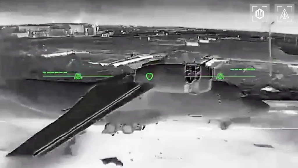 Дрон спостерігає за літаком на аеродромі вночі