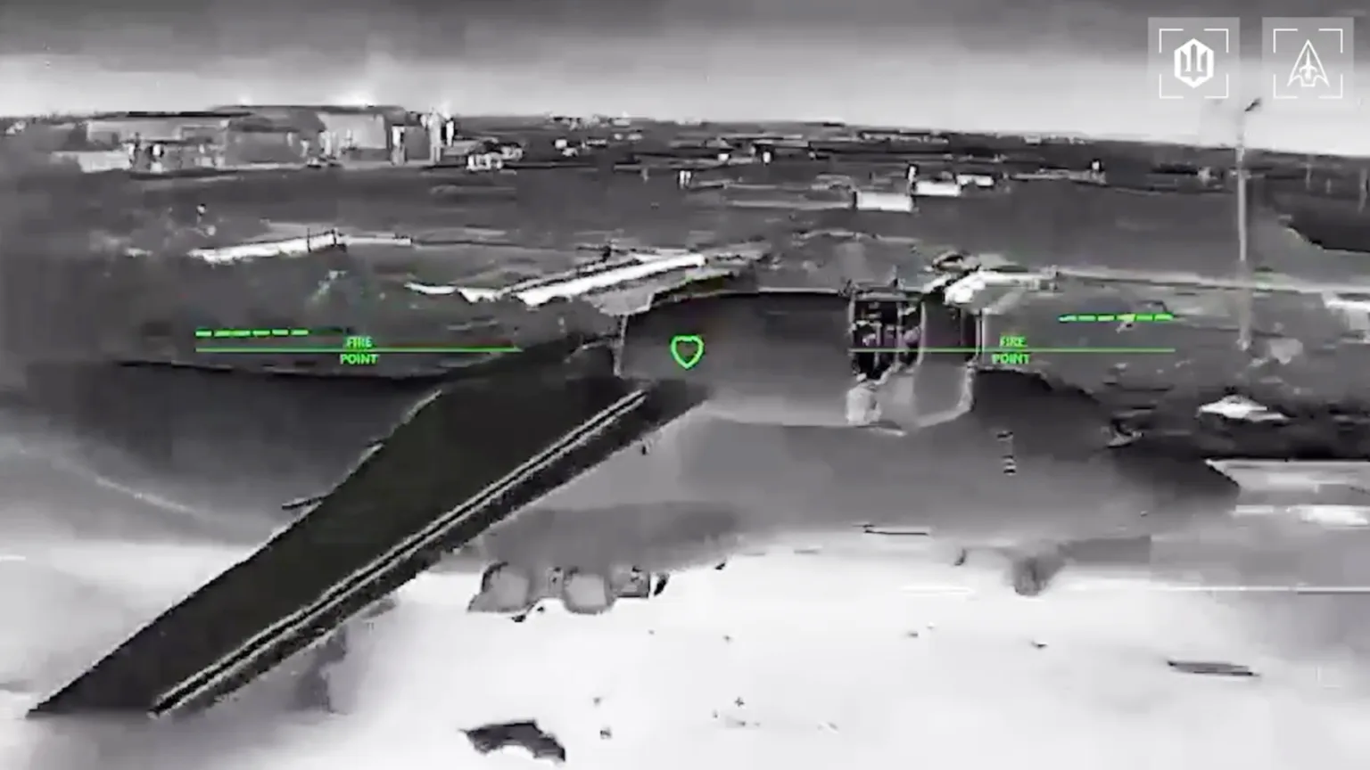 Дрон спостерігає за літаком на аеродромі вночі