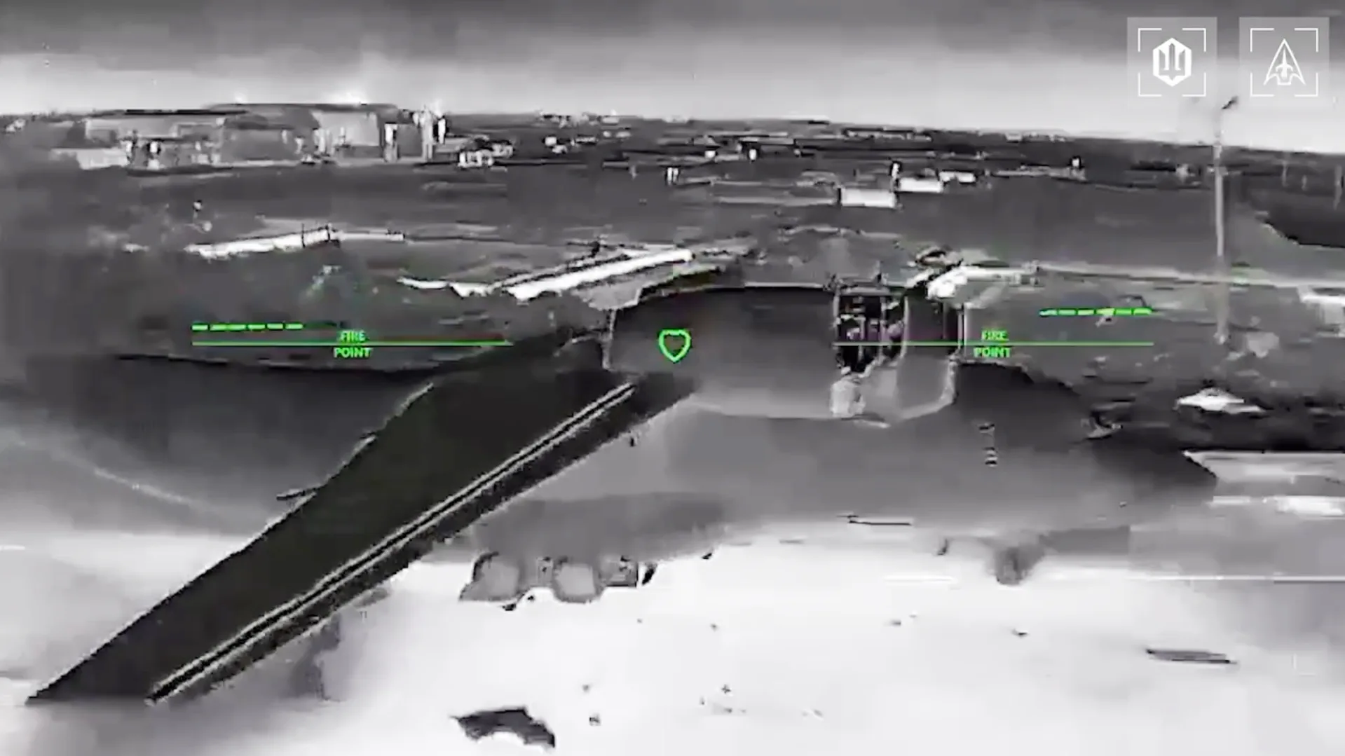 Дрон спостерігає за літаком на аеродромі вночі